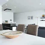 Bay Waters Edge No. 160 דירה
